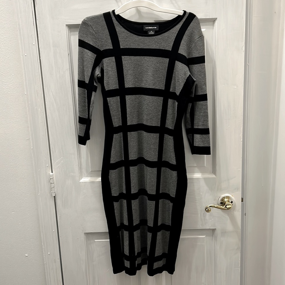Very flattering 3/4 sleeve dress. Size medium.
